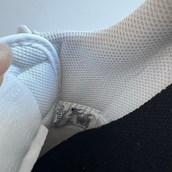 NEW Nike Boys Cortez Black White Easy On No Tie Size 2Y - Picture 5 of 5